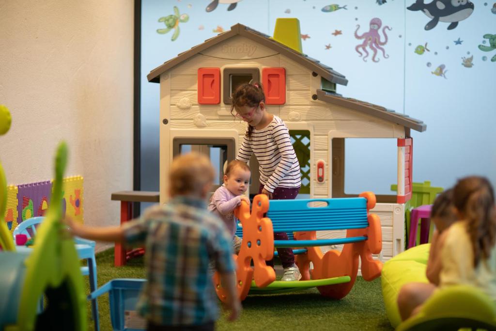 une femme jouant avec un bébé dans une maison de jouets dans l'établissement Hotel Danieli, à Lido di Jesolo