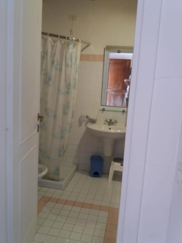 une salle de bain avec un lavabo, une douche et des toilettes dans l'établissement Villa con Piscina Stintino, à Stintino