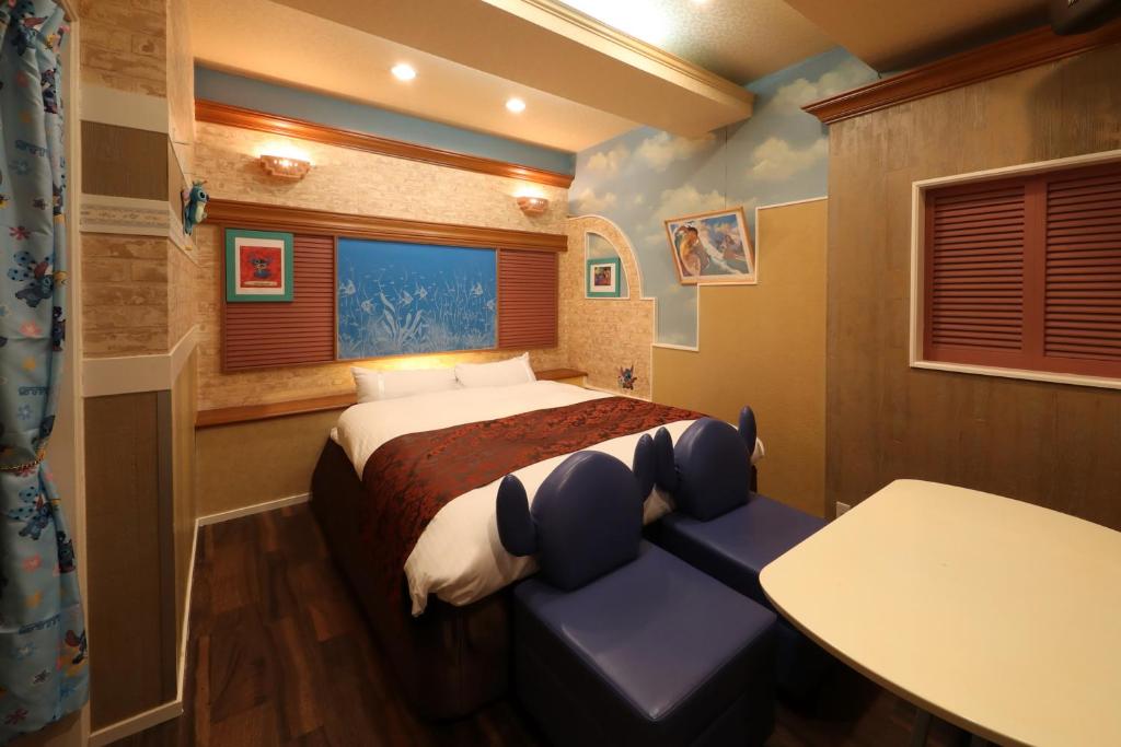 une chambre avec un lit, un bureau et une table dans l'établissement ホテルファインシエル島根松江店 - 大人専用, à Matsue