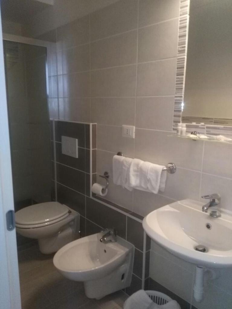 une salle de bain avec toilettes et lavabo dans l'établissement Hotel San Giorgio, à Alassio