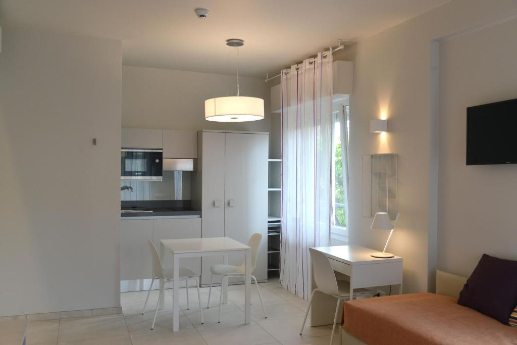 un salon avec un canapé et une table dans l'établissement Hotel Villa MIKI, à Bordighera