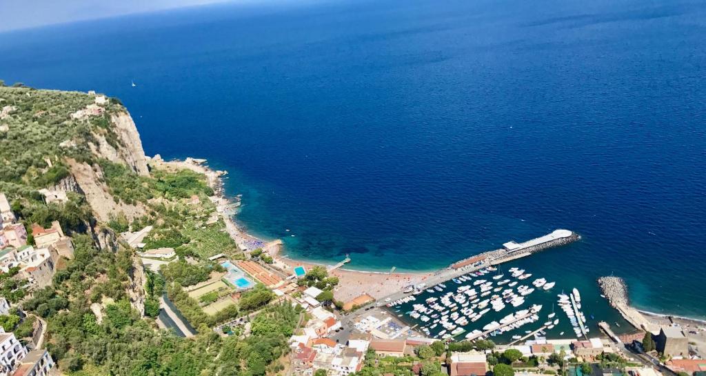 une vue aérienne d'une plage avec des bateaux dans l'eau dans l'établissement Hotel Le Axidie, à Vico Equense
