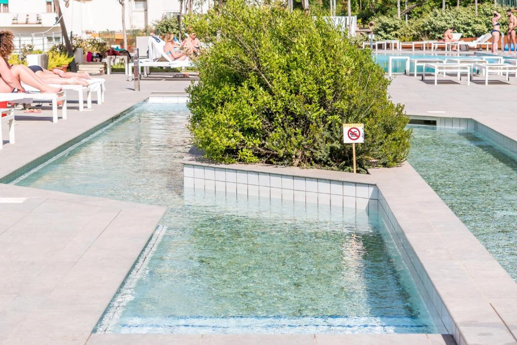 - une piscine dans un complexe sans panneau de baignade dans l'établissement Hotel Le Axidie, à Vico Equense