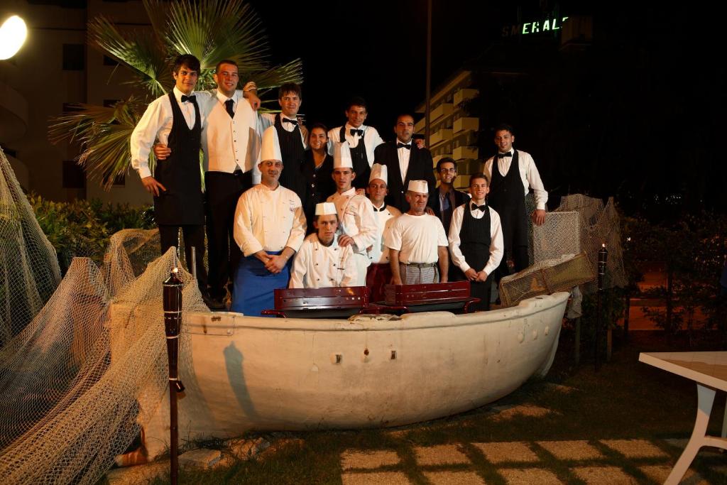 Un groupe de personnes debout dans un bateau dans l'établissement SeaPark SPA Resort, à Giulianova 143 autres photos