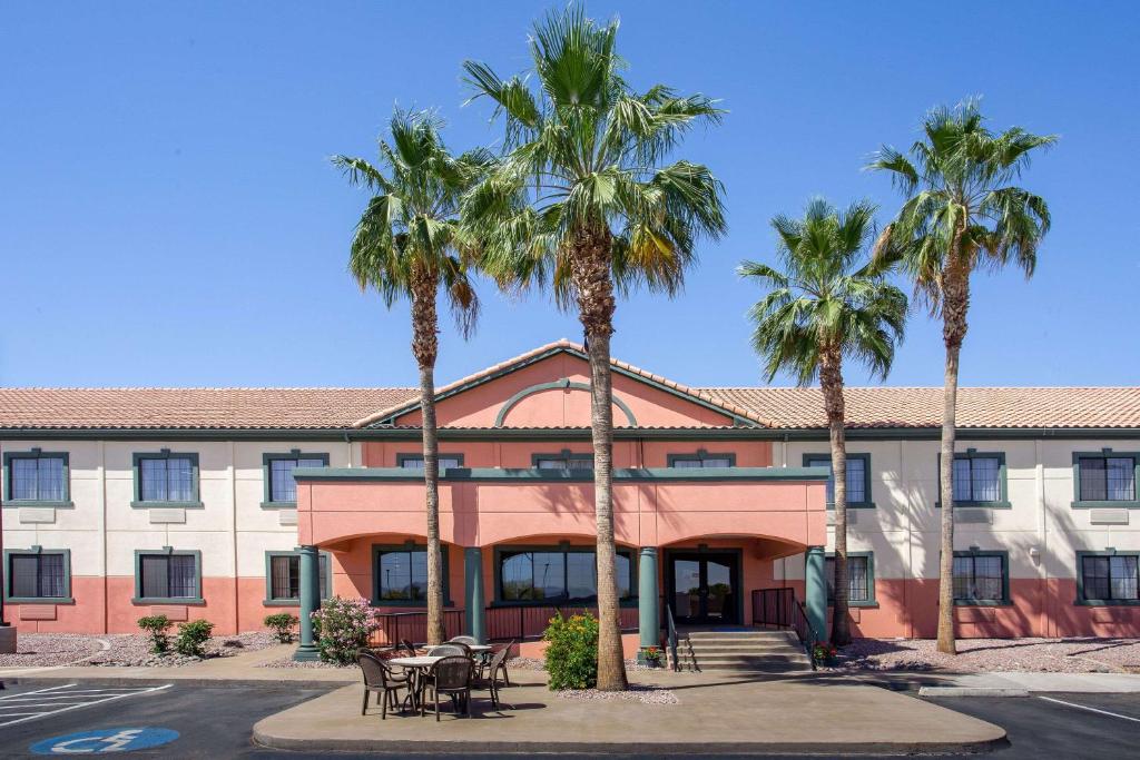 Baymont by Wyndham Phoenix I-10 near 51st Ave Image