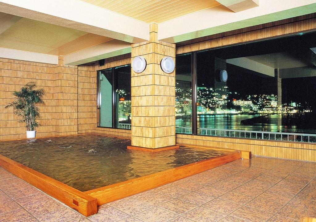 - un balcon avec piscine d'eau dans l'établissement Uomisaki Hotel, à Atami 19 autres photos
