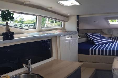 Cette chambre dispose d'un lavabo et d'un lit dans un rv. dans l'établissement Eden marine, à Montalieu-Vercieu