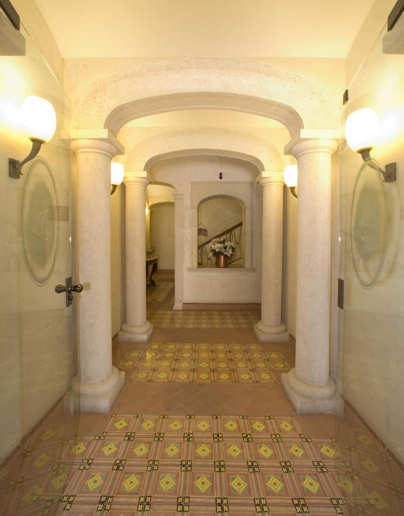 un couloir vide avec colonnes et une porte dans un bâtiment dans l'établissement Taverna Del Capitano, à Massa Lubrense 79 autres photos