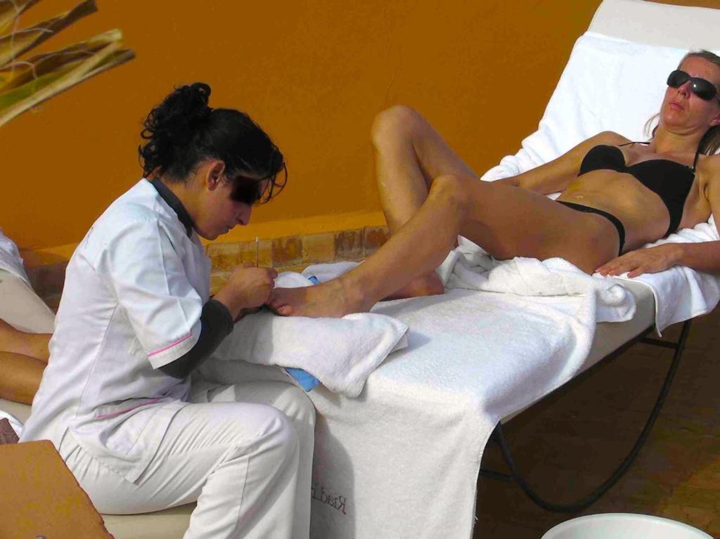 un homme et une femme dormant sur un lit dans l'établissement Riad Hermès, à Marrakech