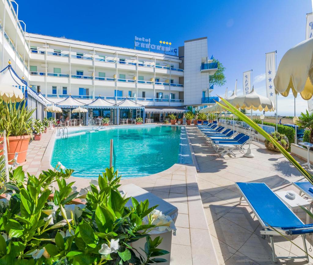 une piscine devant un hôtel dans l'établissement Hotel Panoramic, à Caorle