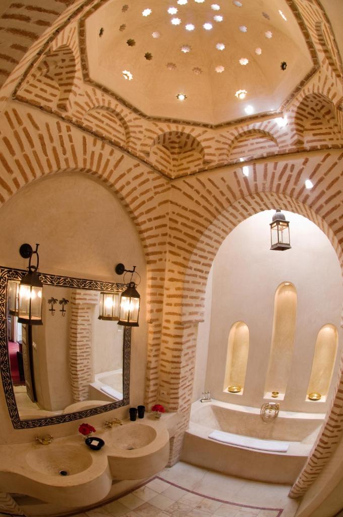 une salle de bain avec deux lavabos et un grand miroir dans l'établissement Riad Tzarra, à Marrakech