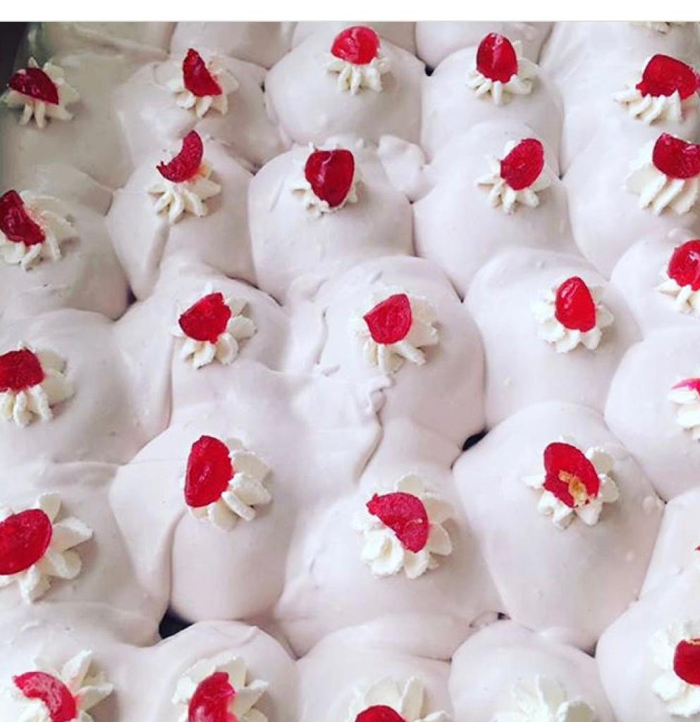 - un gâteau blanc avec des fleurs rouges et blanches dans l'établissement Hotel Mandetta - Adults Only, à Paestum