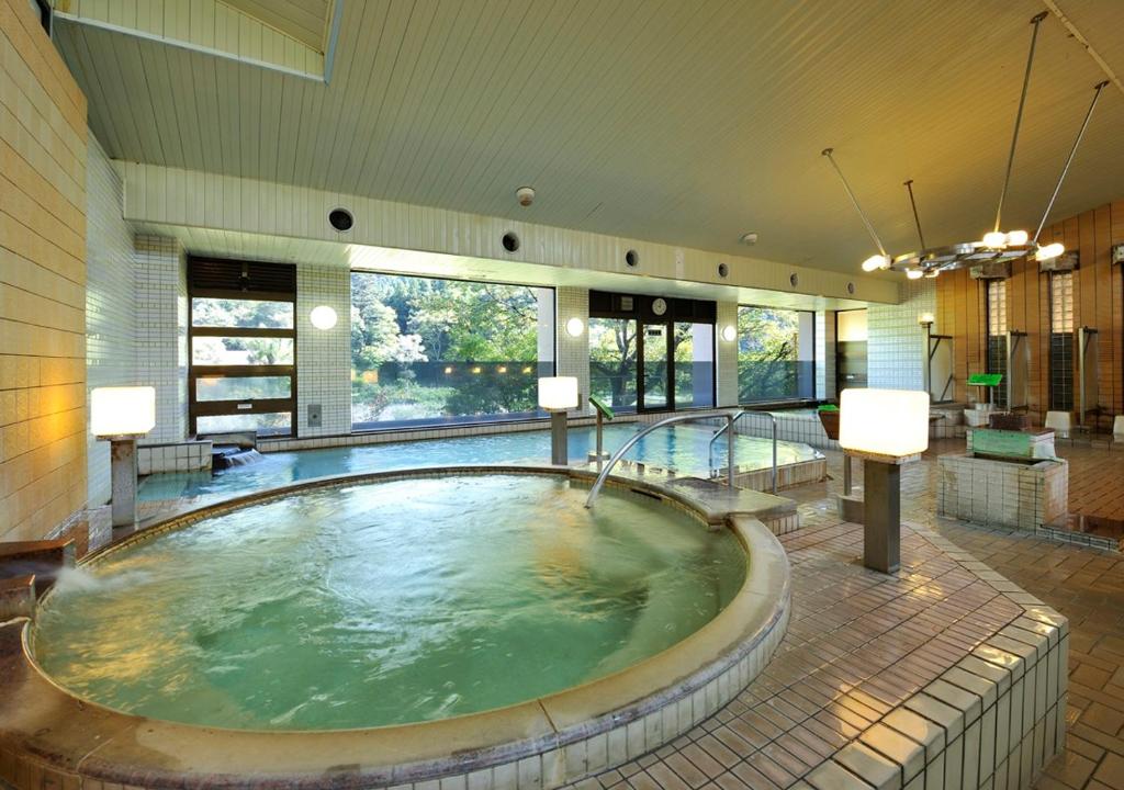 La salle de bains spacieuse est pourvue d'un grand bain à remous. dans l'établissement Itoen Hotel Shiobara, à Nasushiobara 29 autres photos
