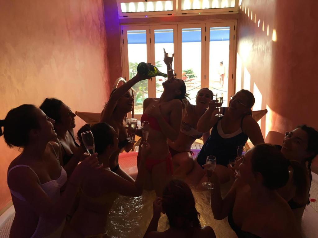- un groupe de personnes dans une chambre avec boissons dans l'établissement La Porta del Mare, à Tropea 82 autres photos