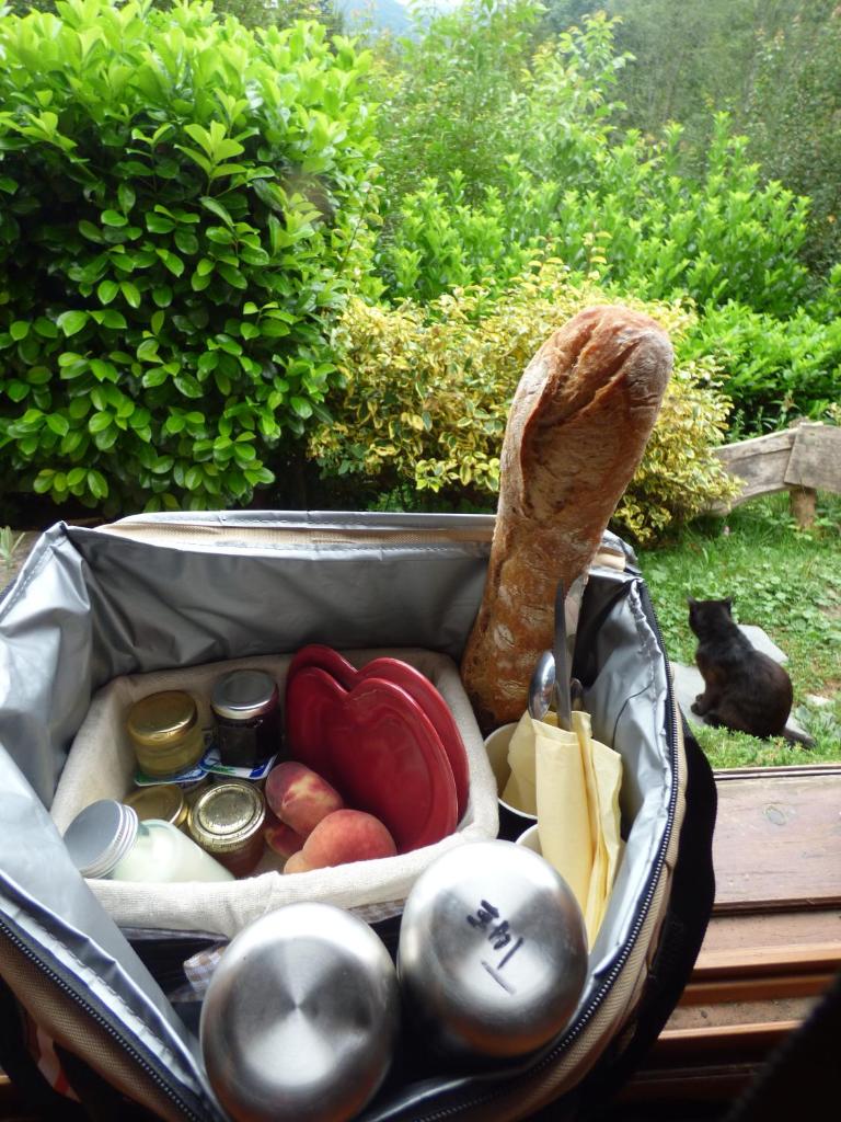 un récipient rempli de nourriture et de légumes sur une table dans l'établissement D'tente sky lodge, à Massat 37 autres photos