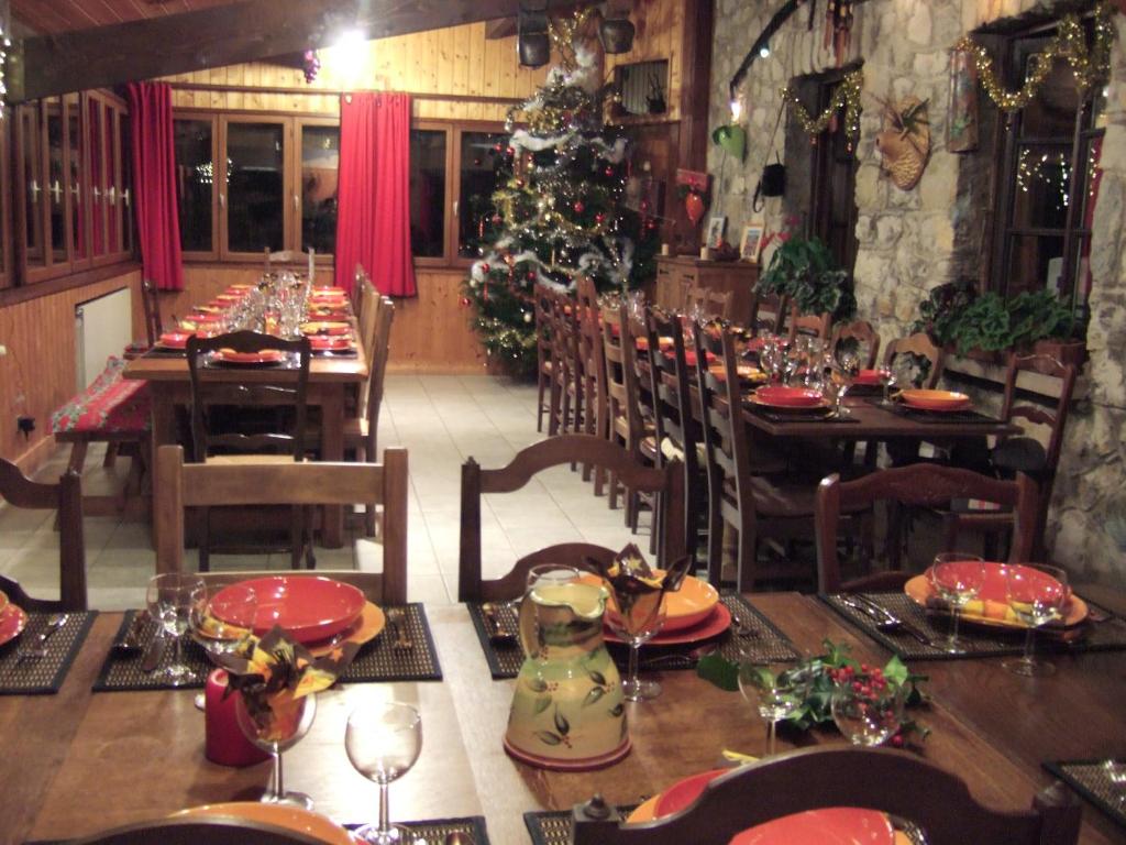 une salle à manger avec une table et un sapin de Noël dans l'établissement Domaine du Rocher St-Loup, à Vif