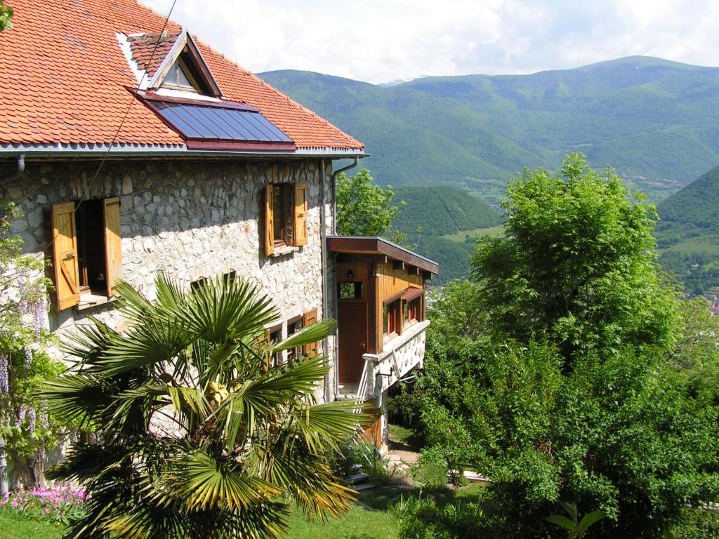 une maison avec un panneau solaire sur son côté dans l'établissement Domaine du Rocher St-Loup, à Vif