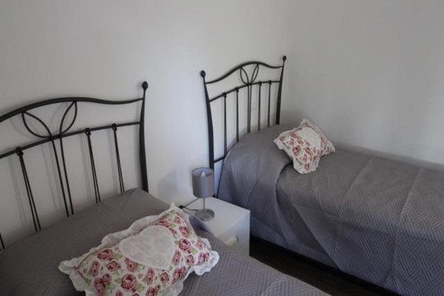 - une chambre avec 2 lits avec des oreillers et une table dans l'établissement Relais Villa Sofia, à Calcinelli 35 autres photos