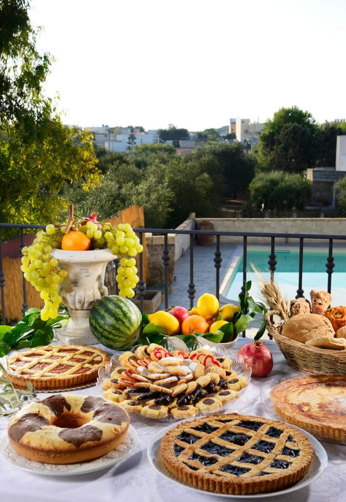 - une table avec des tartes, des fruits et des légumes dans l'établissement Muse Salentine, à Santa Maria al Bagno