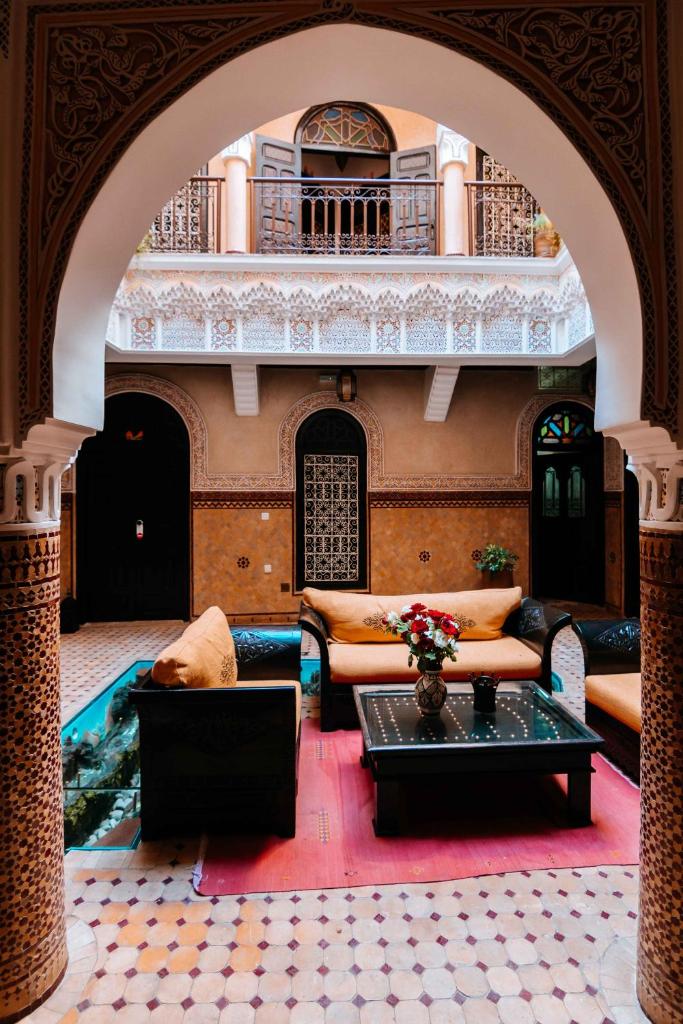 un salon avec un canapé et une table dans l'établissement Riad Hôtel Marraplace, à Marrakech