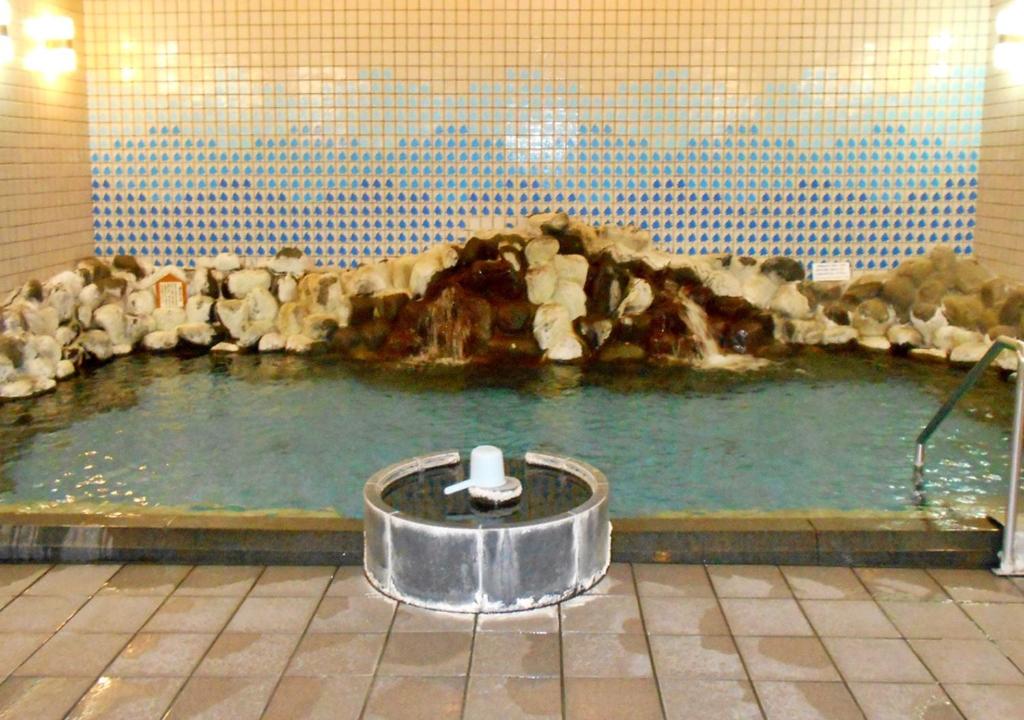 une grande piscine d'eau dans un bâtiment dans l'établissement Nishiizu Matsuzaki Itoen Hotel, à Matsuzaki 34 autres photos