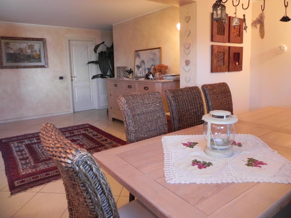une salle à manger avec une table et des chaises en bois dans l'établissement Villa Diamante, à Meina