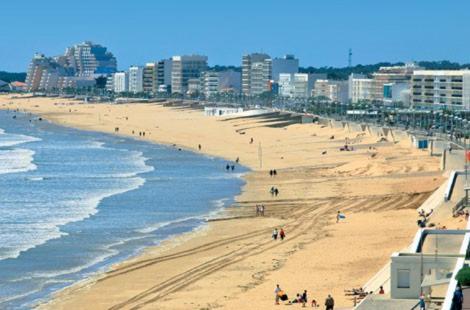 une plage avec beaucoup de monde et l'océan dans l'établissement Mon Coin de Vendée, à Saint-Jean-de-Monts