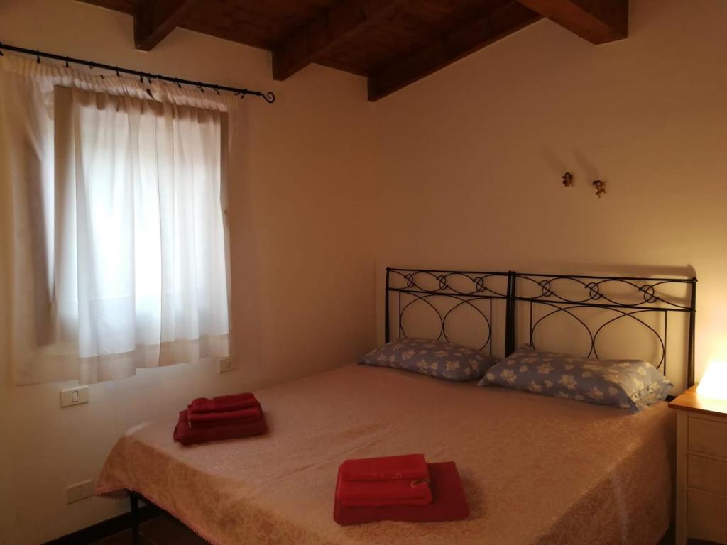 - une chambre avec un lit et 2 serviettes rouges dans l'établissement Villa con Piscina Stintino, à Stintino 39 autres photos