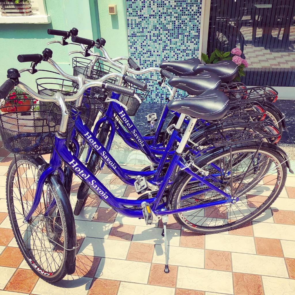 - un groupe de vélos garés l'un à côté de l'autre dans l'établissement Hotel Savoia, à Lido di Jesolo
