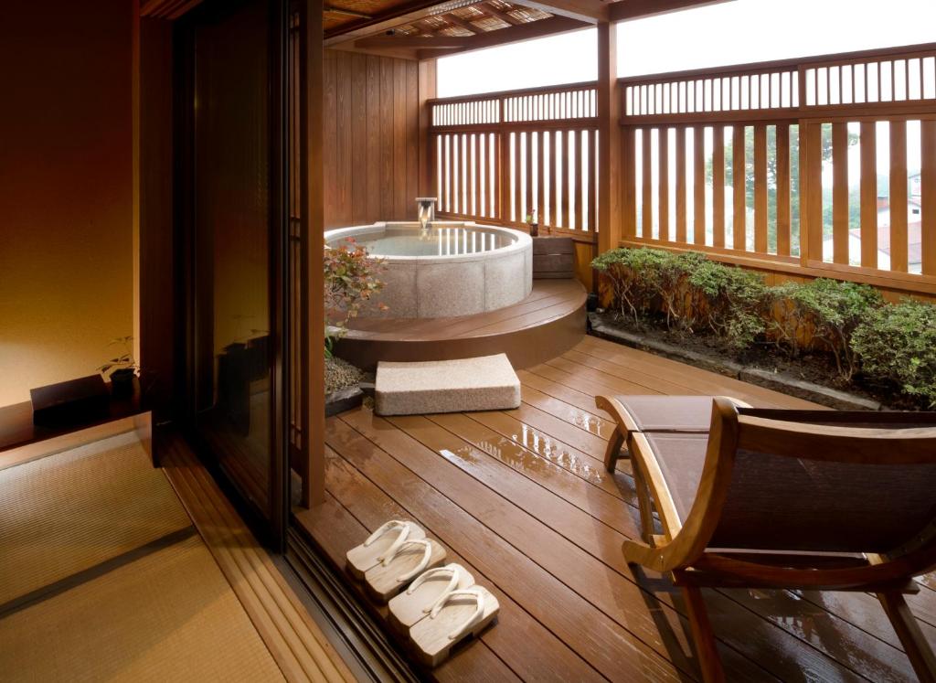 Elle dispose d'un balcon avec une baignoire et du parquet. dans l'établissement Oyado Tamaki, à Shibukawa