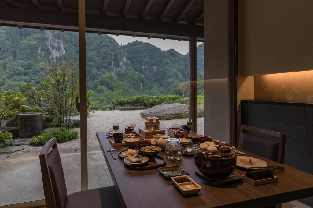 - une table à manger avec vue sur la montagne dans l'établissement Okuhita Onsen Umehibiki, à Hita