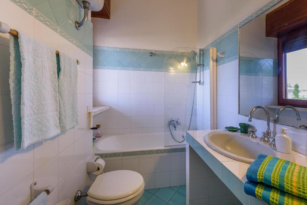 une salle de bain avec toilettes, lavabo et baignoire dans l'établissement Villa Il Melograno, à San Cataldo 41 autres photos