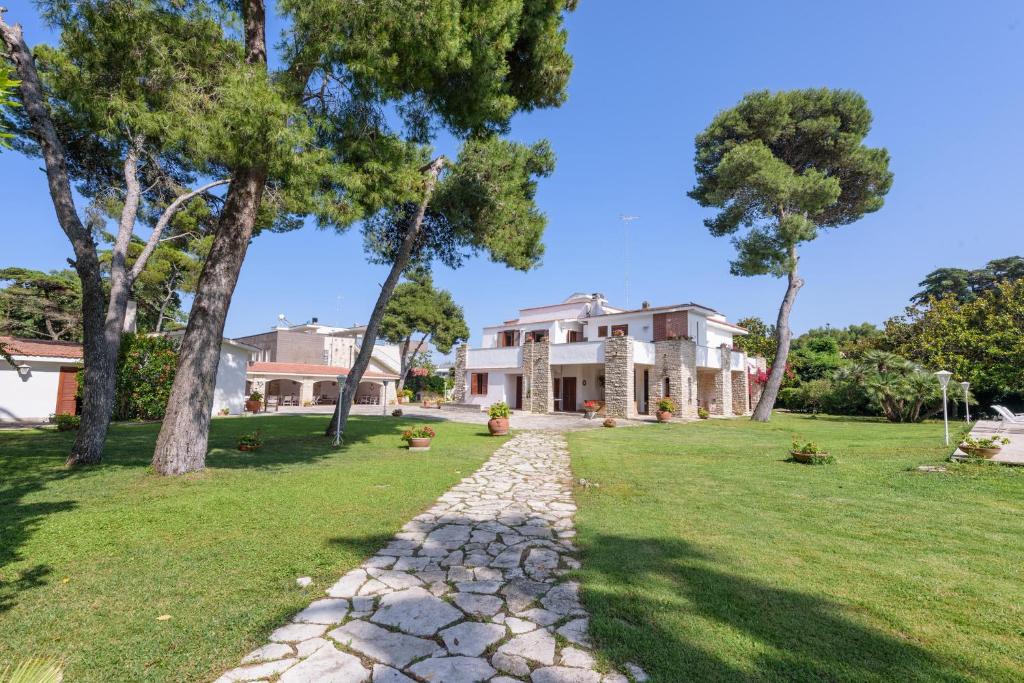 un chemin en pierre devant une maison dans l'établissement Villa Il Melograno, à San Cataldo