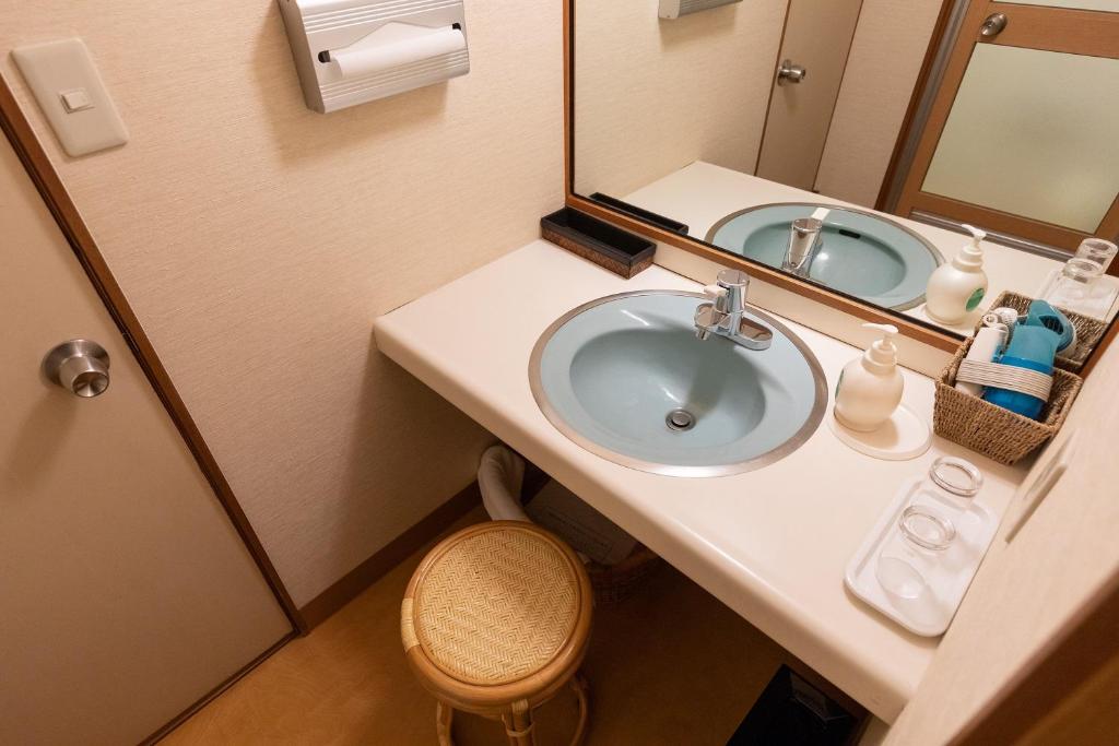 une salle de bain avec un lavabo et un miroir dans l'établissement Sansuikan Kinryu, à Hamamatsu 36 autres photos