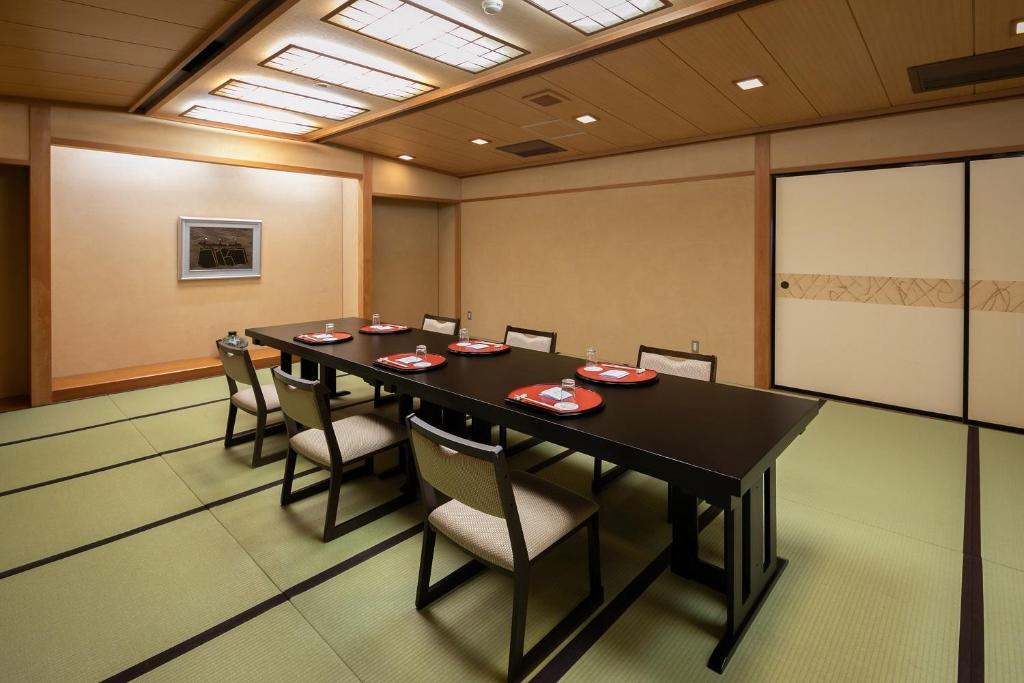 une salle de conférence avec une table et des chaises dans l'établissement Sansuikan Kinryu, à Hamamatsu