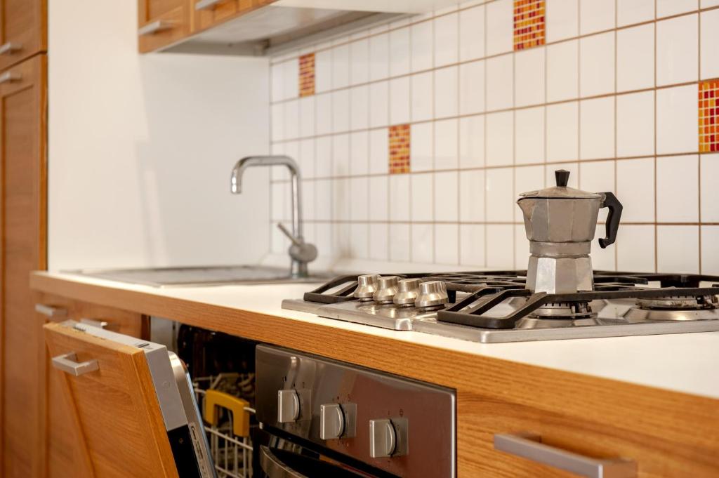 Il comprend une cuisine équipée d'une cuisinière et d'une cafetière. dans l'établissement Residence Villa Lo Scoglietto, à San Vincenzo 12 autres photos