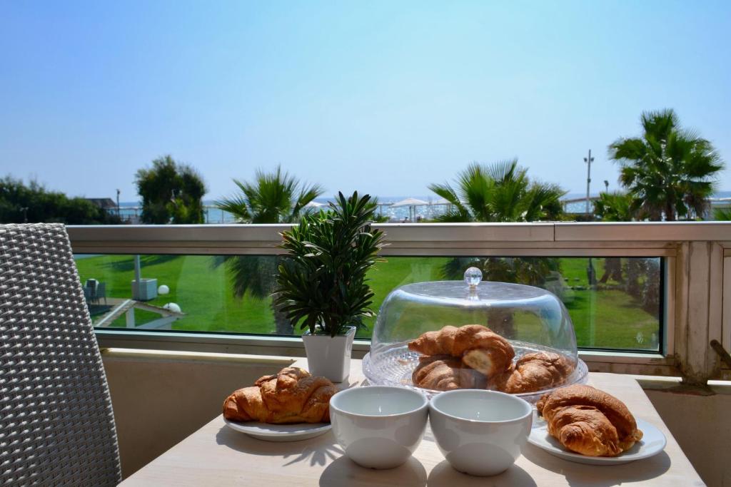 - une table avec des croissants et d'autres viennoiseries dans l'établissement Sunrise Accessible Resort, à Battipaglia
