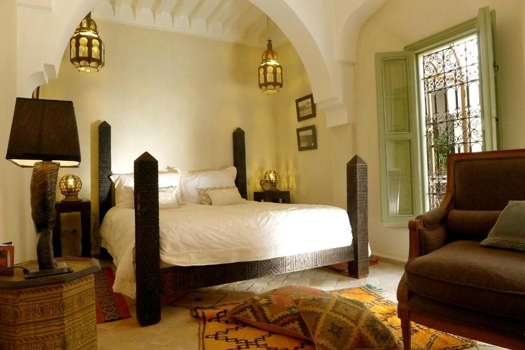une chambre avec un grand lit et un canapé dans l'établissement Riad Palacio De Las Especias, à Marrakech 37 autres photos