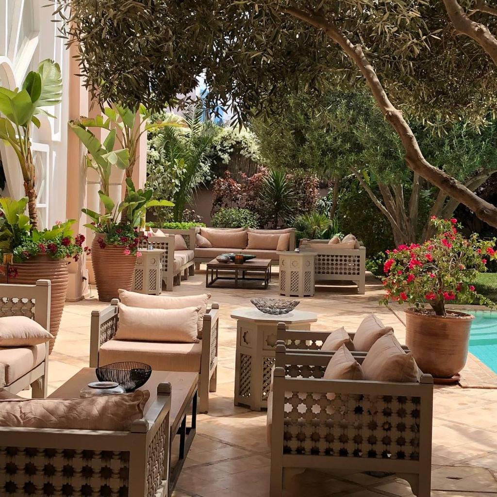 une terrasse avec des canapés, des tables et des plantes dans l'établissement Riad des Golfs, à Agadir