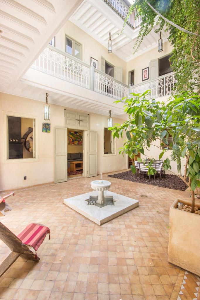 Elle comprend un grand salon doté d'un plafond blanc. dans l'établissement Riad Privé De Luxe Au Coeur De La Kasbah Avec Hammam, à Marrakech