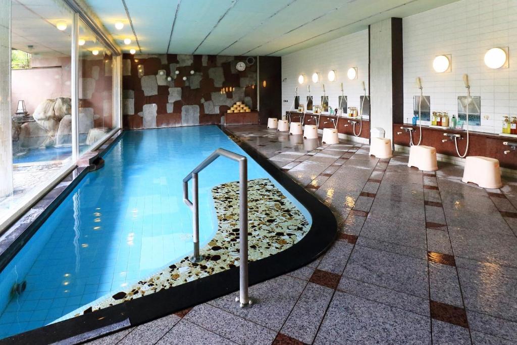 - une piscine avec des rochers dans l'eau dans l'établissement Bosenkan, à Gero