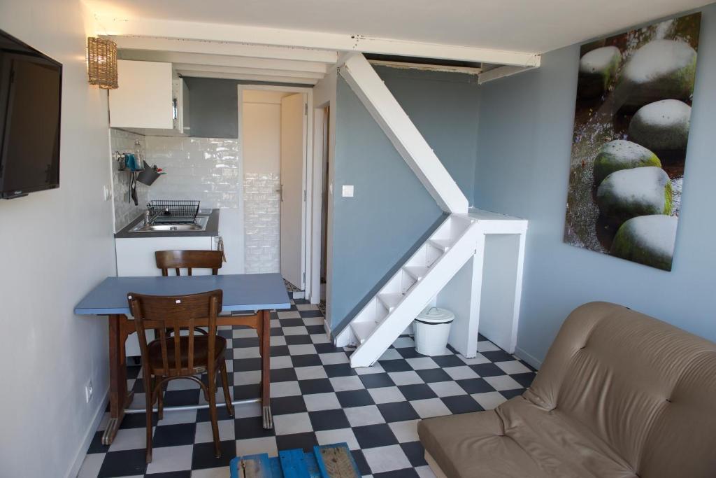 ECO STUDIOS mezzanine wifi stationnement rue gratuit terrasse dans jardin 8