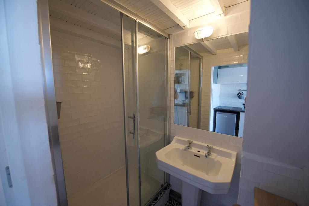 ECO STUDIOS mezzanine wifi stationnement rue gratuit terrasse dans jardin 6
