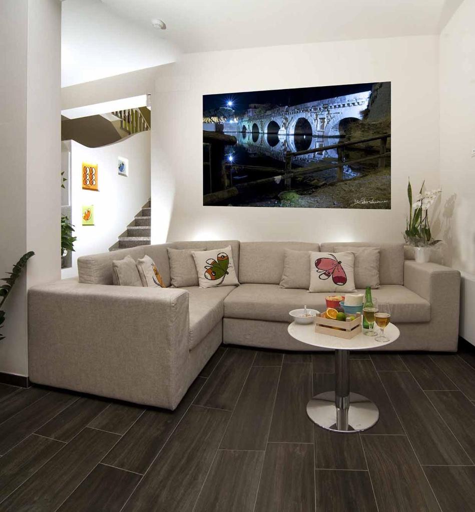 un salon avec un canapé et une table dans l'établissement Hotel Casablanca, à Rimini