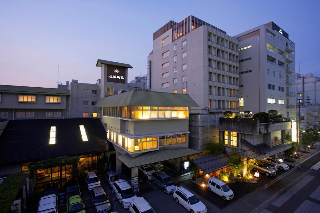 un bâtiment avec des voitures garées dans un parking dans l'établissement Tosagyoen, à Kōchi