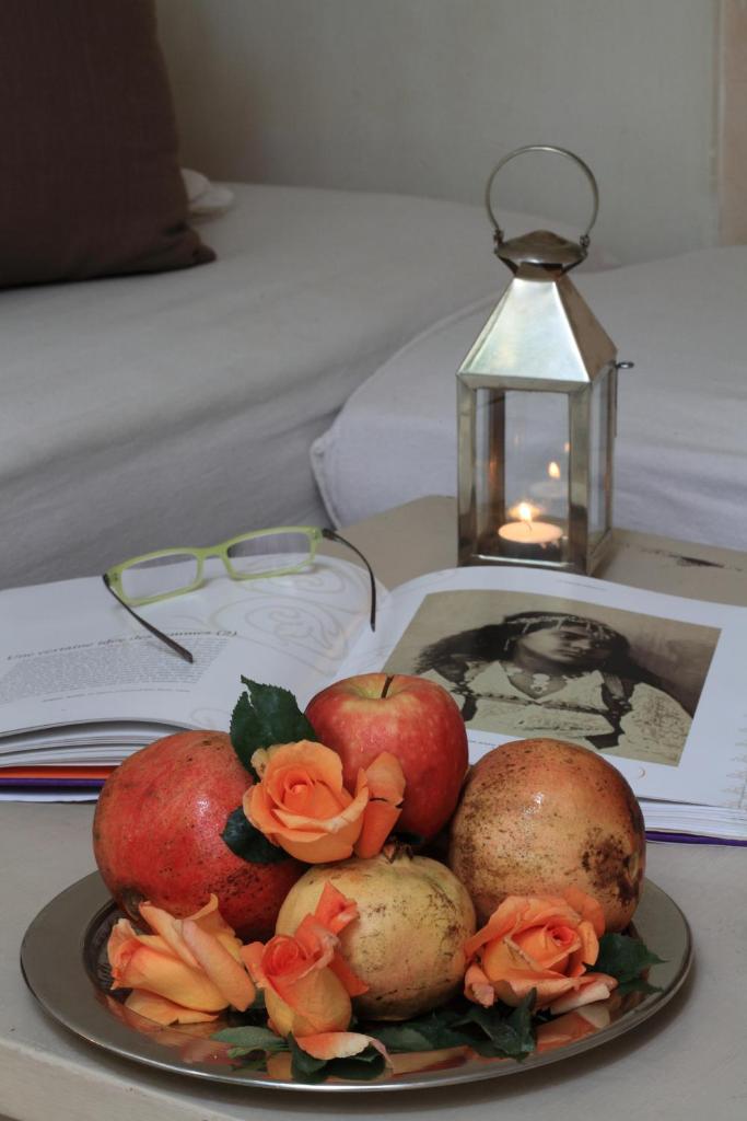 une plaque de fruits sur une table à côté d'un feu dans l'établissement Hotel & Spa Riad Al Jazira, à Marrakech
