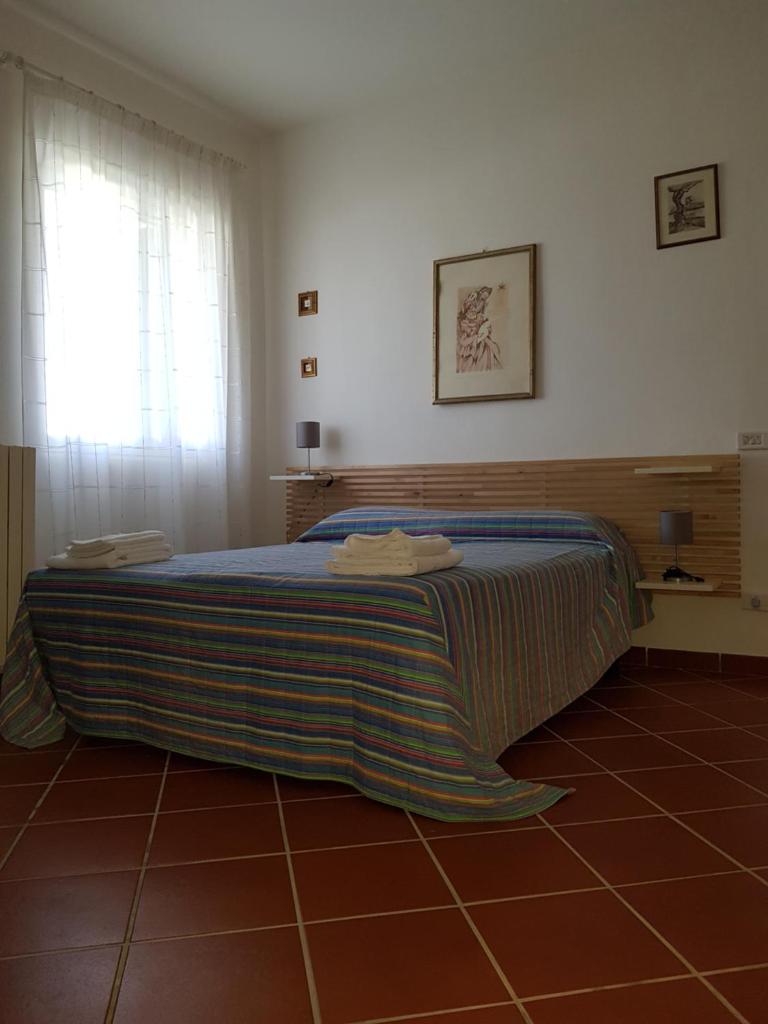une chambre avec un lit avec une couverture dessus dans l'établissement Villa Brancasi con piscina, à Brindisi