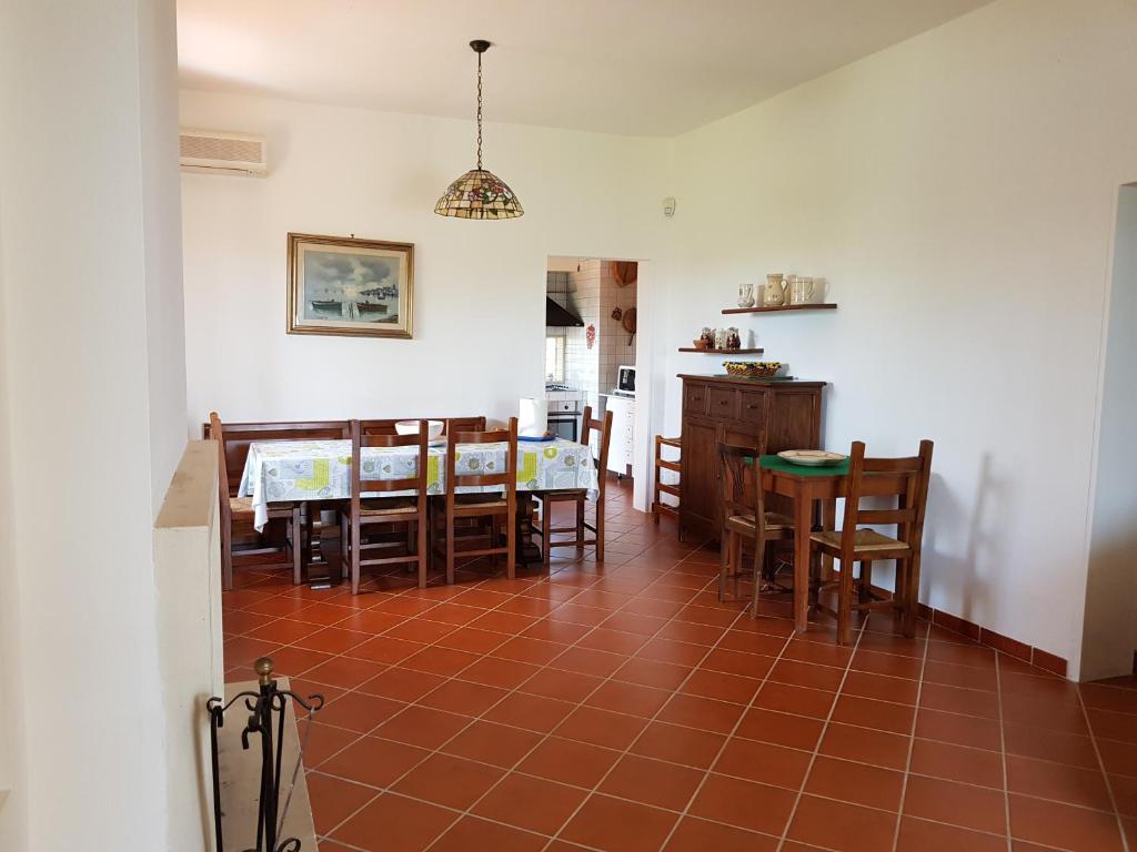 une cuisine et une salle à manger avec une table et des chaises dans l'établissement Villa Brancasi con piscina, à Brindisi