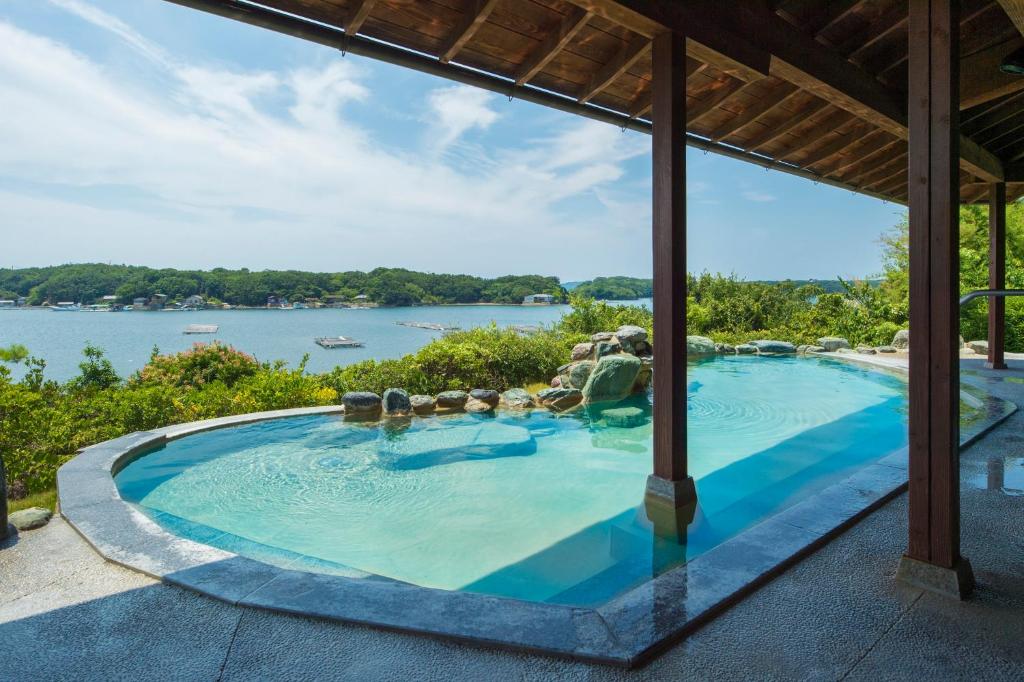 une piscine avec vue sur l'eau dans l'établissement Kashikojima Hojoen, à Shima