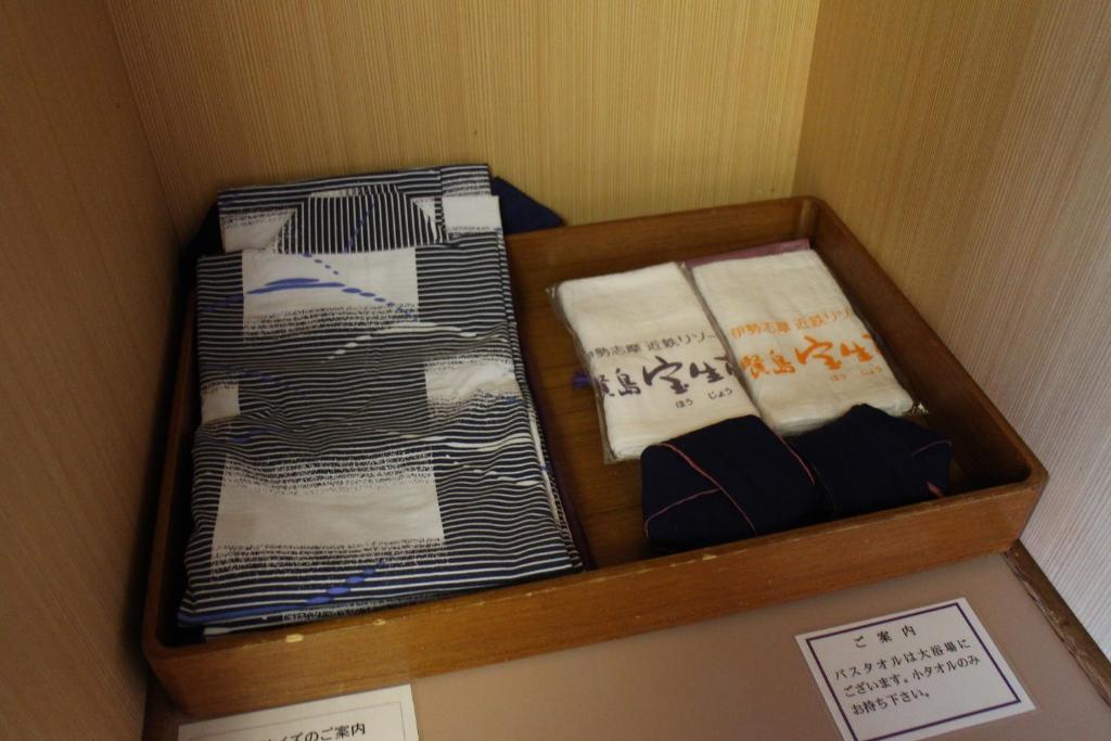 une boîte en bois remplie de différents types de liens dans l'établissement Kashikojima Hojoen, à Shima